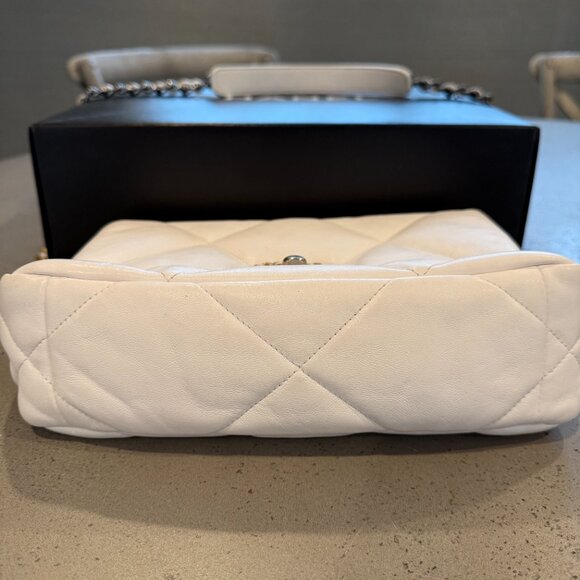 CHANEL White and Gold Shoulder Bag - Picture 5 of 12